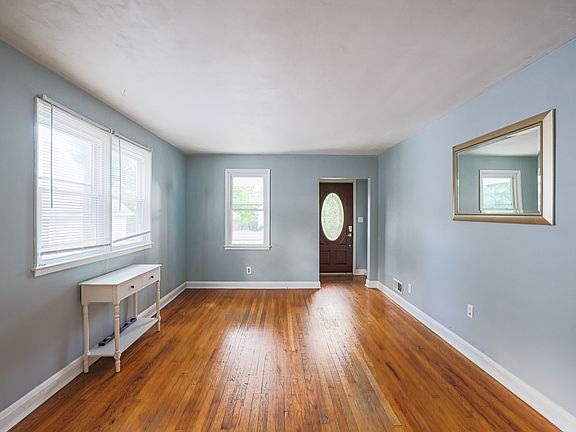 5th image of 2528 Canterbury Rd