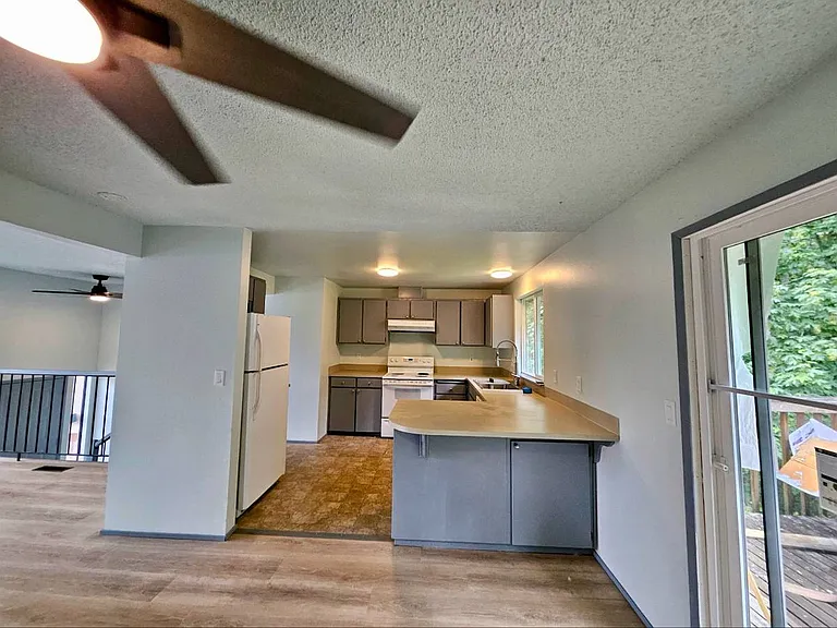 4323 SE 4th Pl — Photo 2