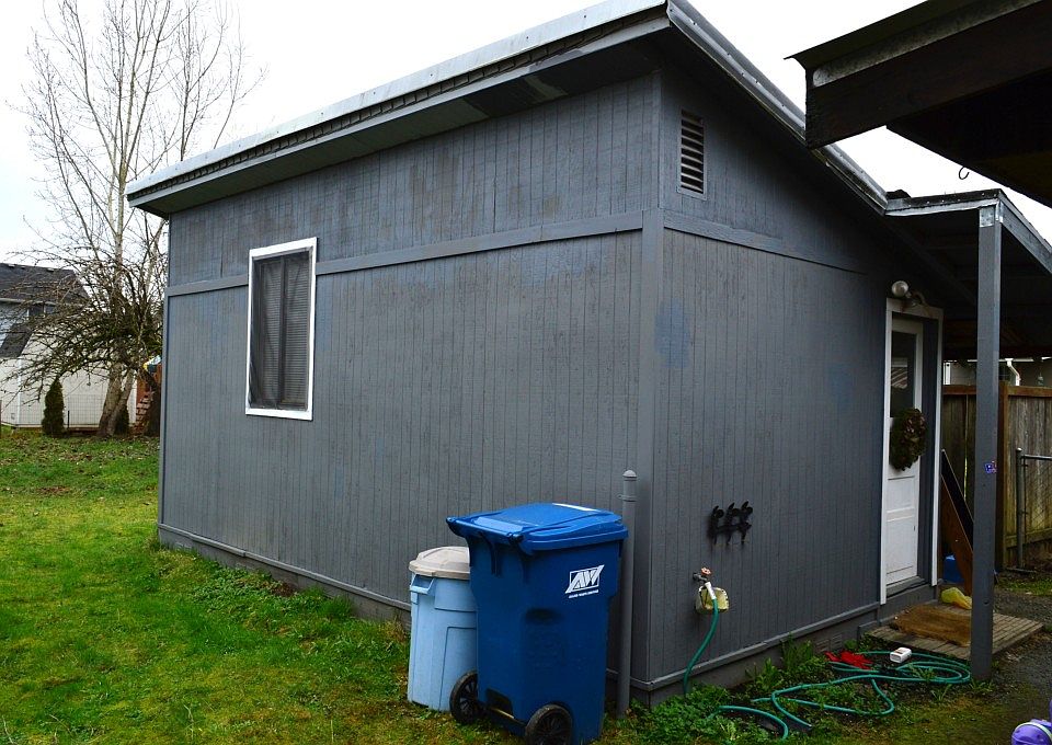 2nd image of 415 Maple St