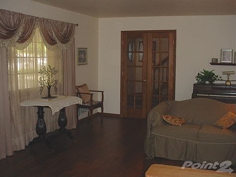 VERY SPACIOUS FORMAL LIVING ROOM