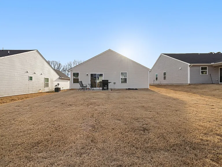689 Hardwood Dr — Photo 4