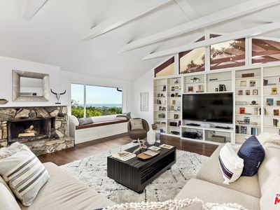 1026 El Medio Ave, Pacific Palisades, CA, 90272