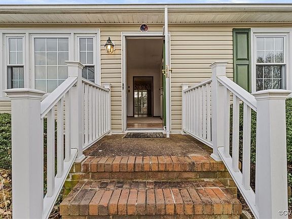 3rd image of 4002 Yorktown Dr