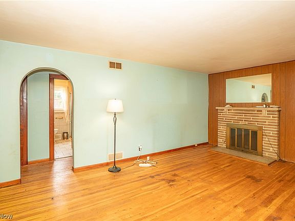 4th image of 11817 Lincoln Way NW