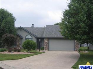 924 Point Cir, Fort Wayne, IN 46825