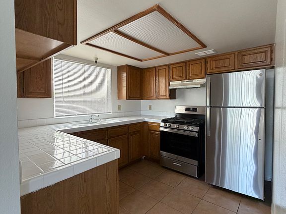 5th image of 943 Everett St APT F