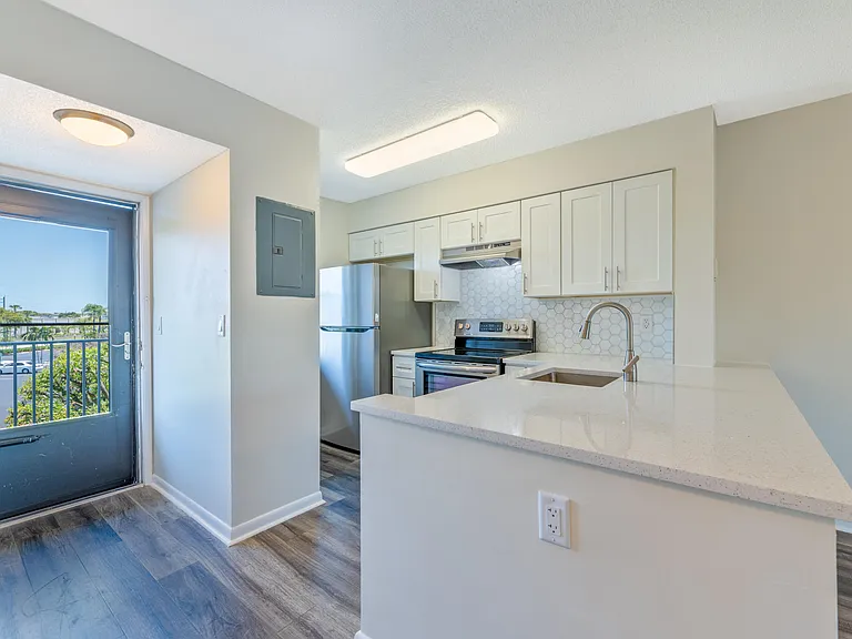 2226 N Cypress Bend Dr #308 — Photo 7