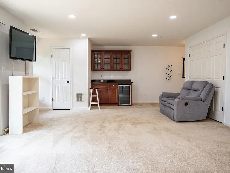 42243 Canary Grass Sq — Photo 68