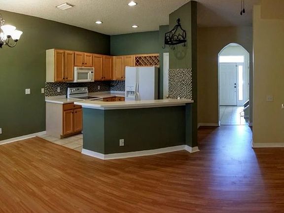 2nd image of 709 Vallance Way NE