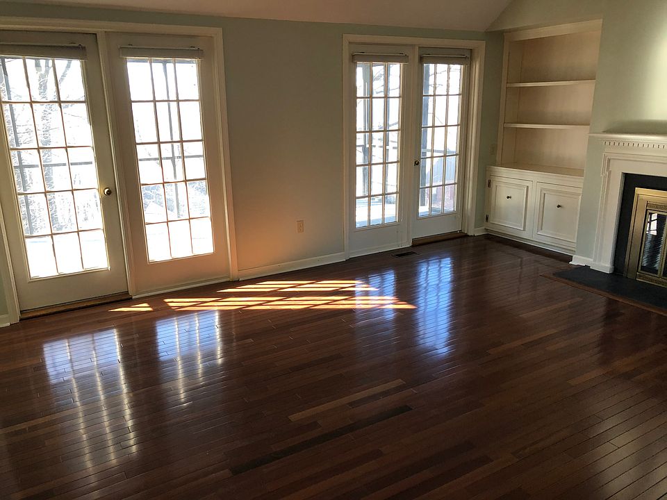 LR w/ screened porch access