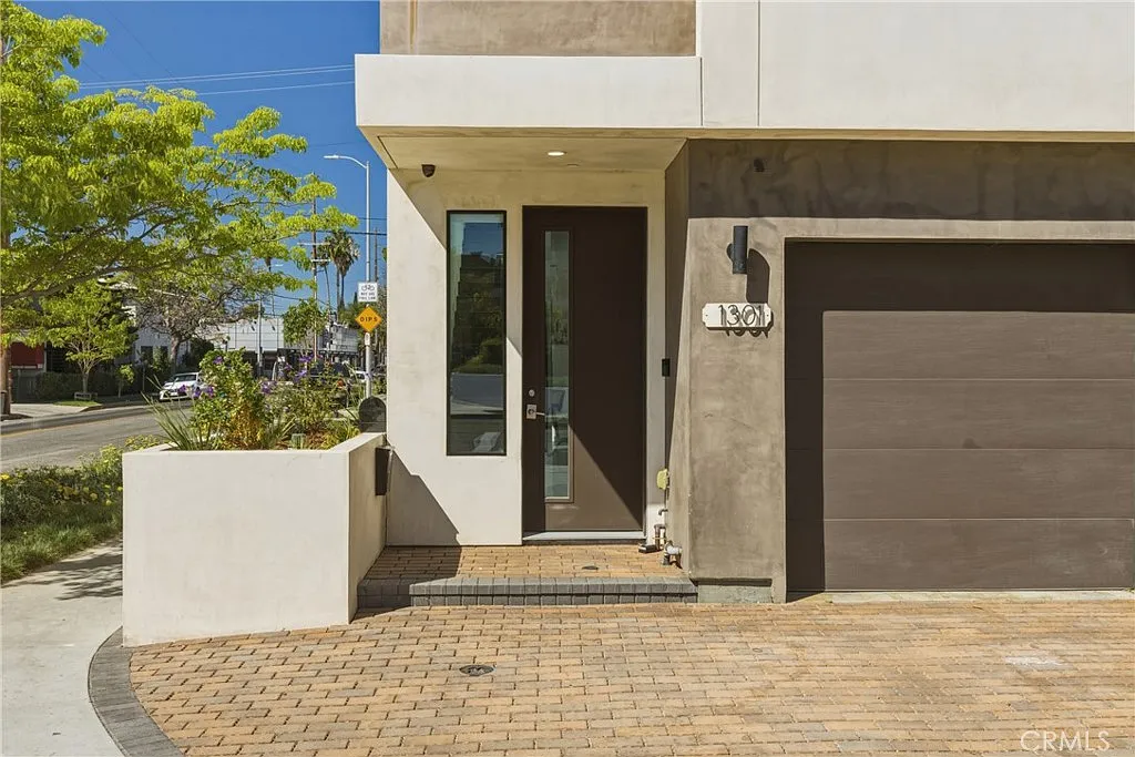 Building Photo - 1301 Tamarind Ave
