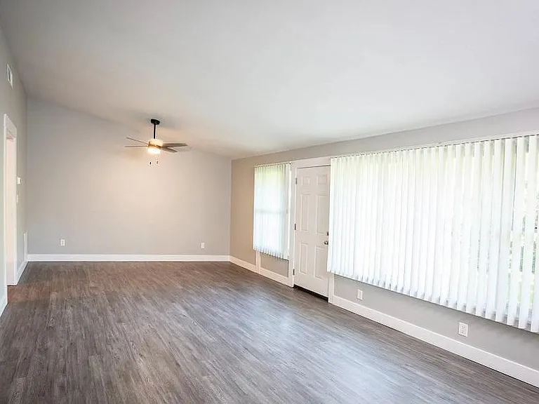 The large living/dining area in our Chesnut Glen homes offer brand new flooring and vaulted ceilings. These homes also include a cozy breakfast nook area that overlooks the front yard.