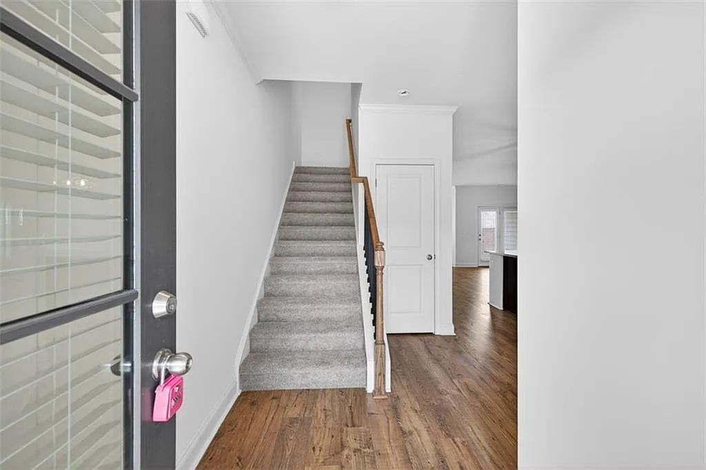 3 bed, 2.5 bath, 2021 sqft, $2,250 — Photo 3