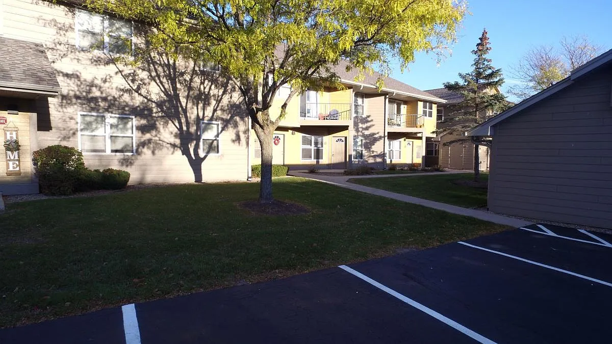 The Seasons Apartments — Photo 3