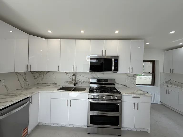 77 Centre St — Photo 5