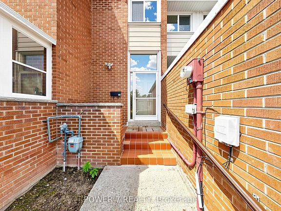 3rd image of 18 Sprucewood Ct