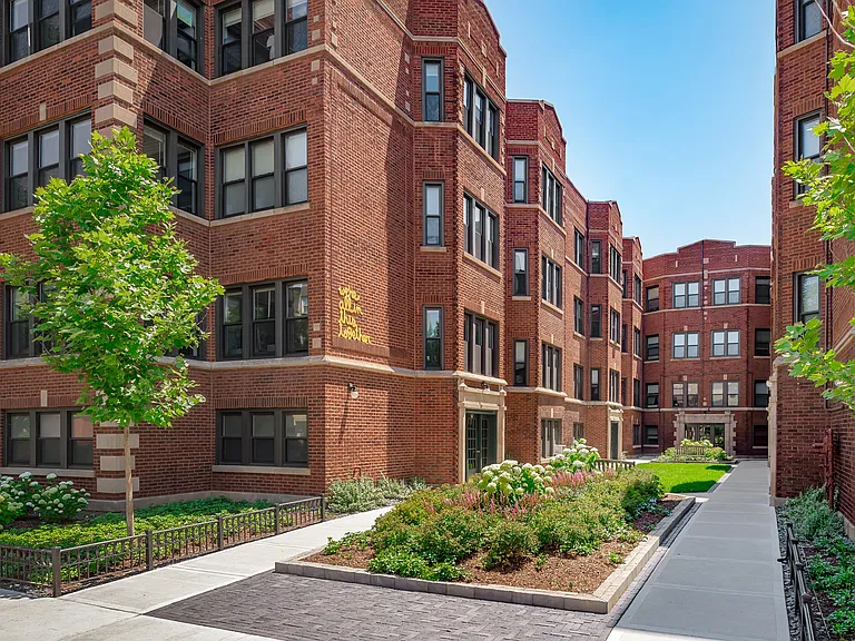 527-37 W. Aldine Ave. — Photo 1
