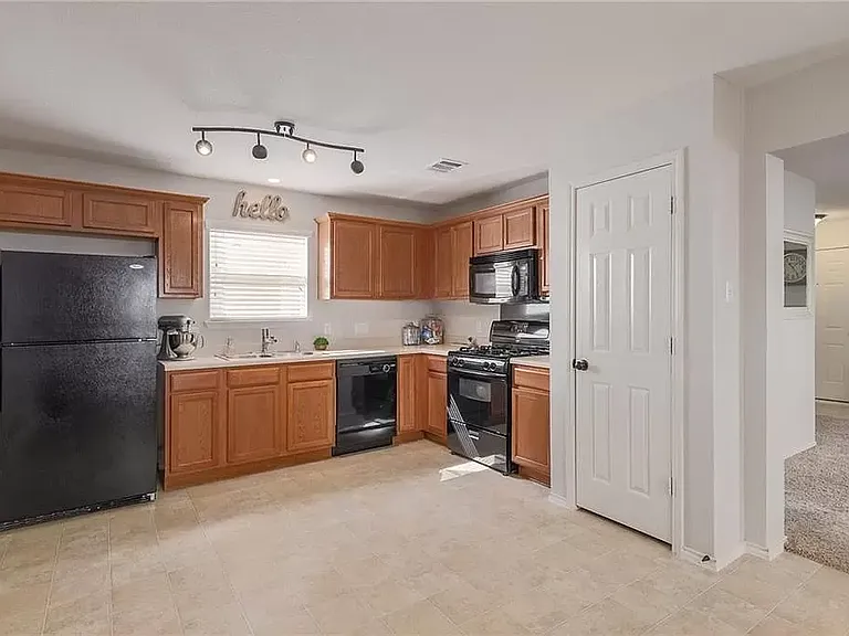 1422 Davis Mountain Loop — Photo 4