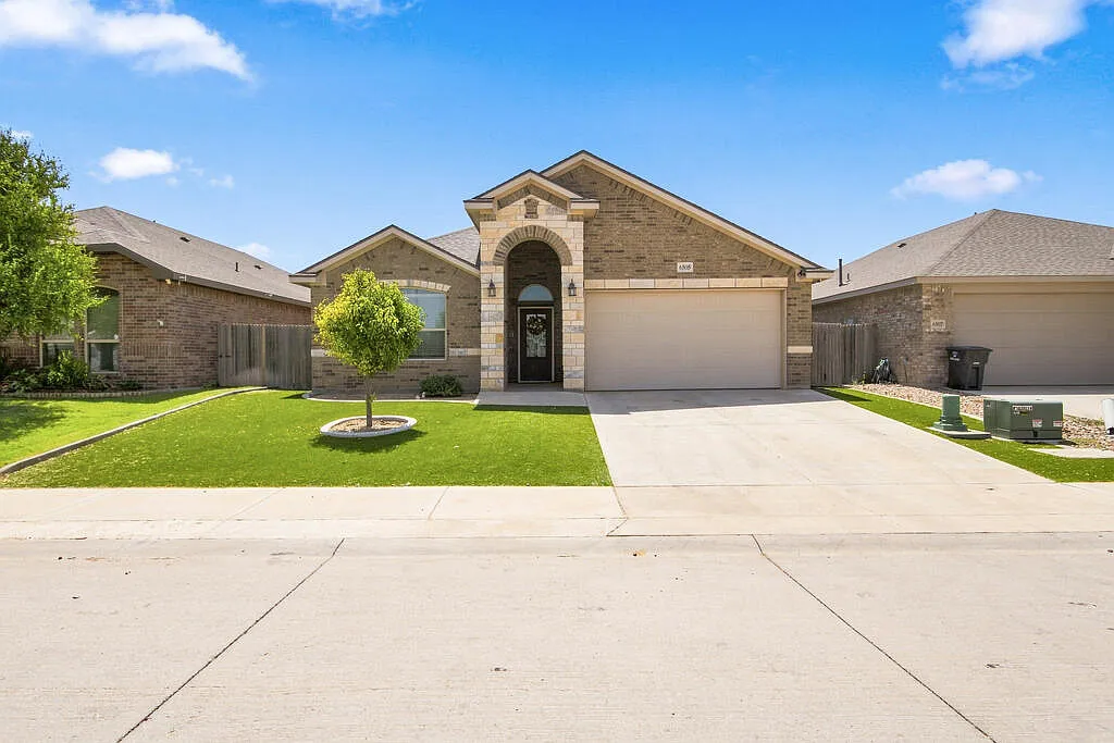 3 bed, 2.0 bath, 2034 sqft, $3,200 — Photo 2