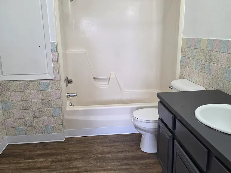 2402 Union St — Photo 2