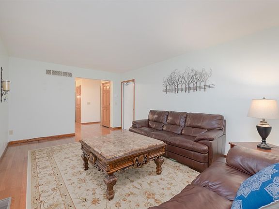 5th image of 880 Millers Run Ct