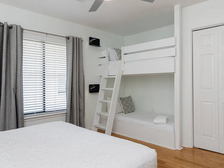 9 E Henderson St #A — Photo 11