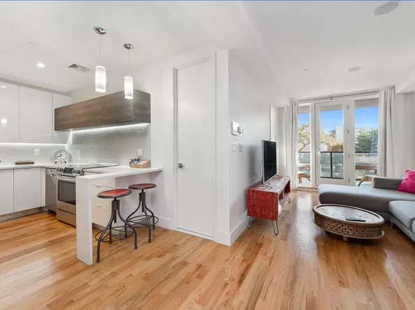 1059 Manhattan Avenue image 2 of 10