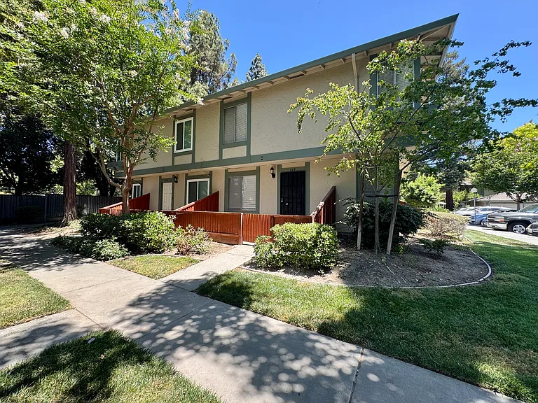 669 Balfour Dr — Photo 2