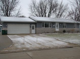 1206 3rd St NW, Independence, IA 50644