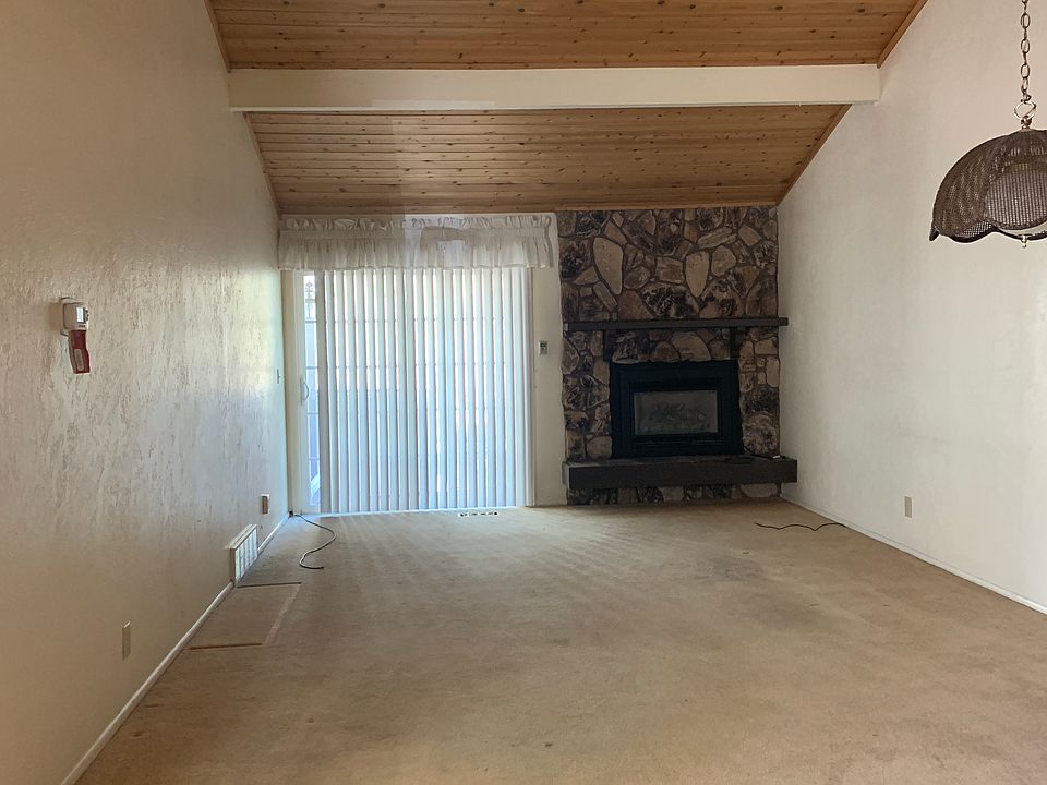 Vaulted ceiling & fireplace