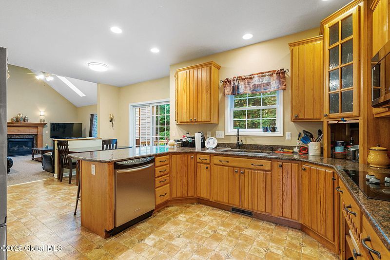 3rd image of 79a Southbury Road
