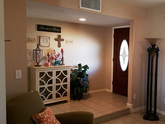 2nd image of 815 W Navajo Ln