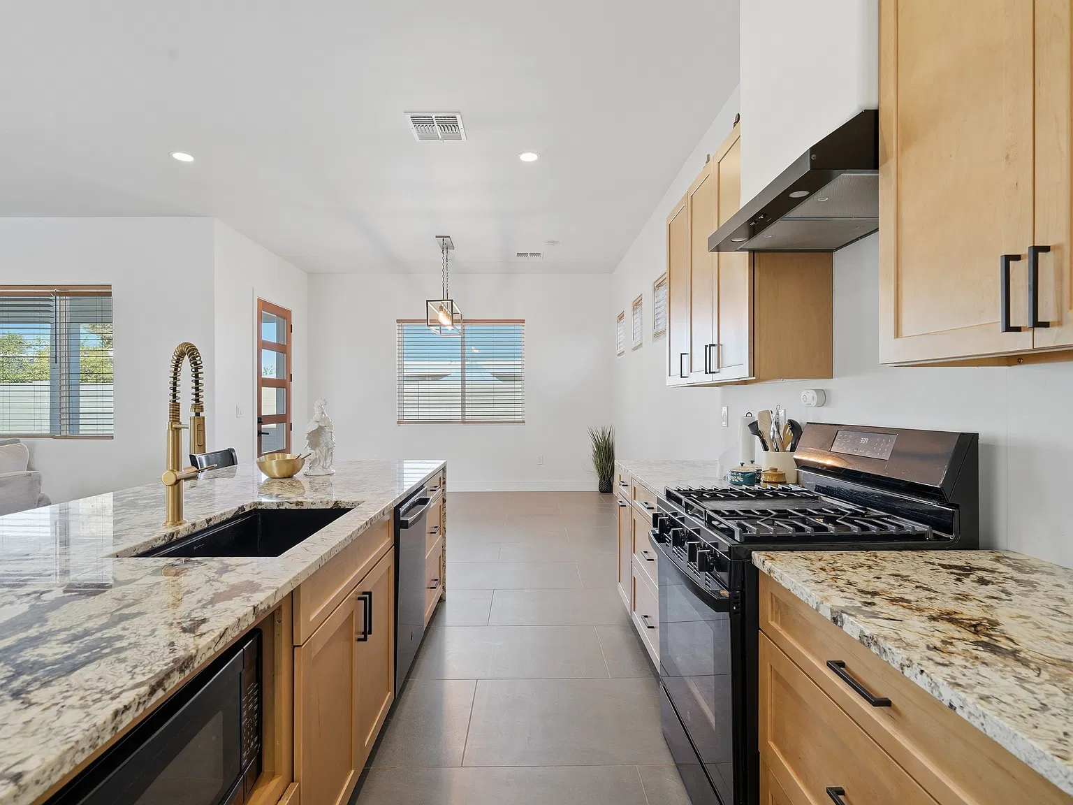 3 bed, 2412 sqft, $2,800 — Photo 3