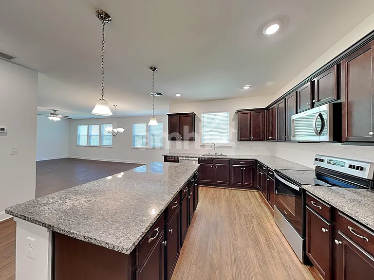 312 Bourne St — Photo 3