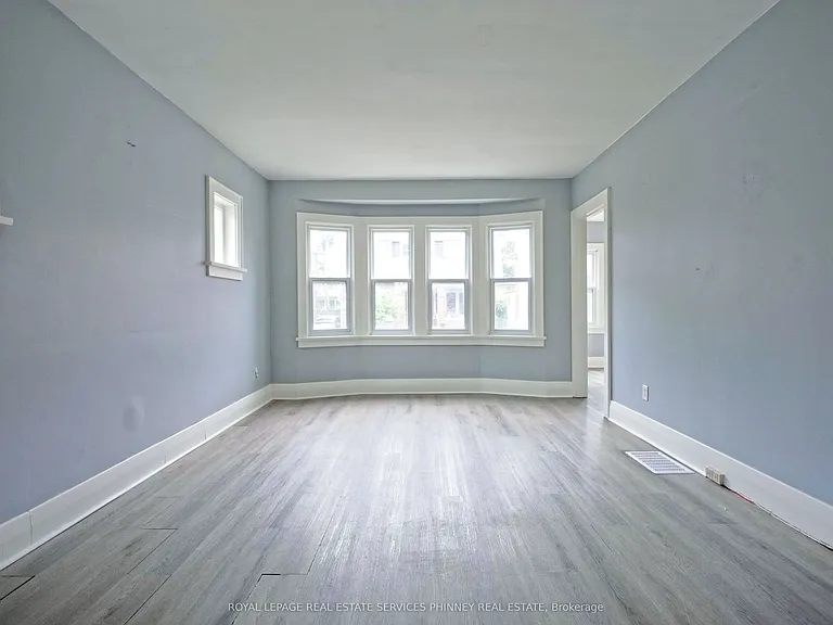 26 Avenue Pl — Photo 6