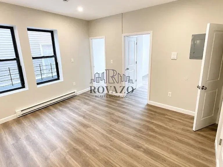 4 bed, 1.0 bath, 950 sqft, $2,500 — Photo 4