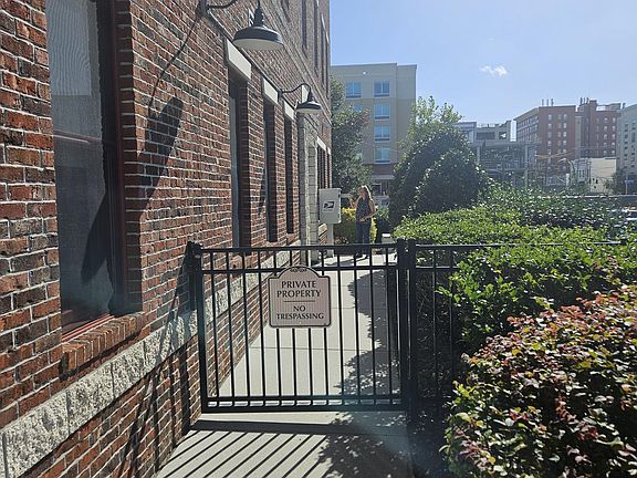 walkway to front door, common area, mailbox