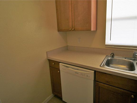 4th image of 976 22nd Ave S APT 117