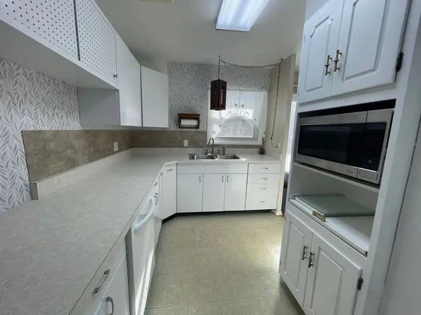 104 Maple Grove Dr, Pittsfield, MA 01201