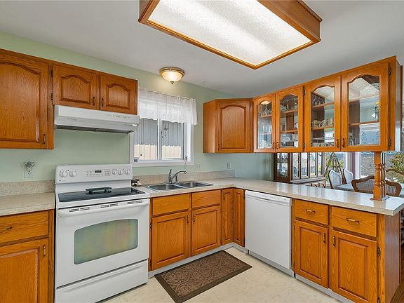 5th image of 641 Alder St S