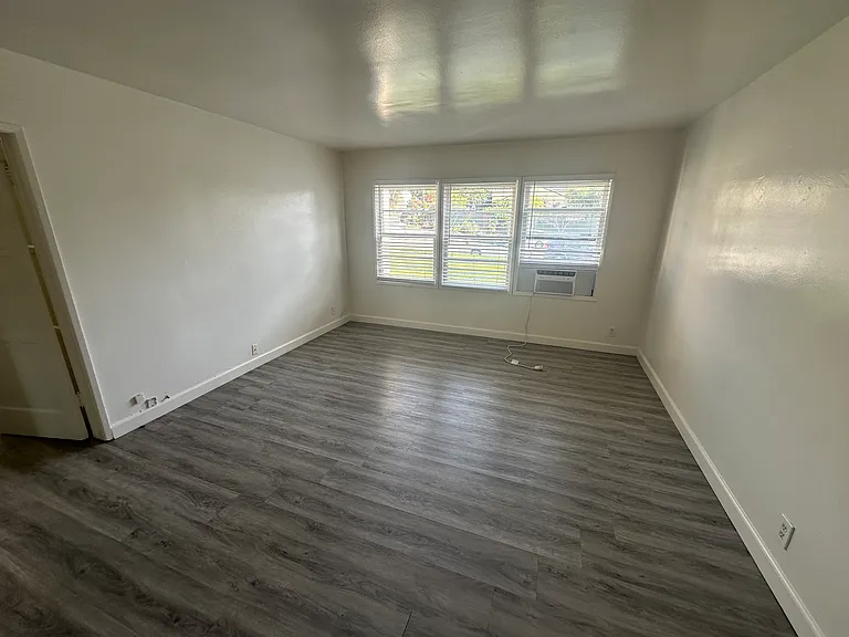 Silverlake Garden Apartments — Photo 24