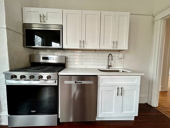 2nd image of 2010 Woodlawn Ave #3