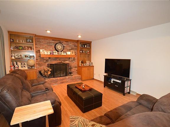 5th image of 1521 Carriage Hill Dr