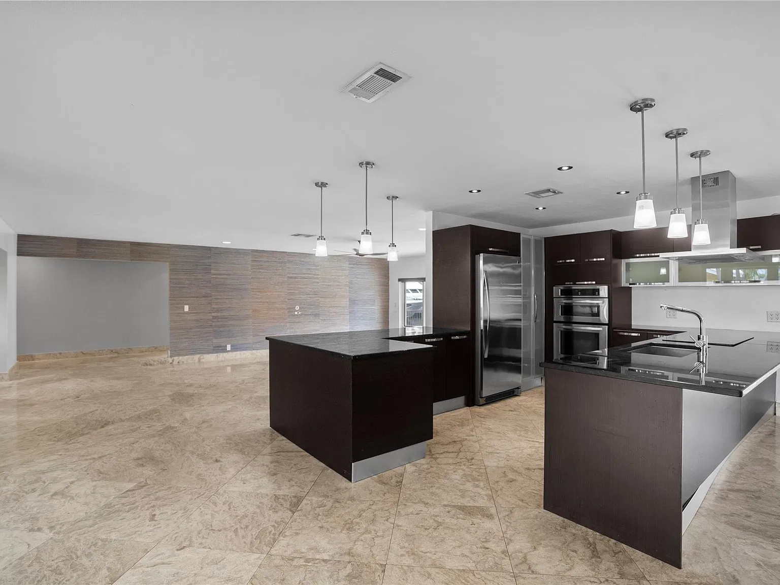 3 bed, 3.0 bath, 2444 sqft, $9,995 — Photo 2