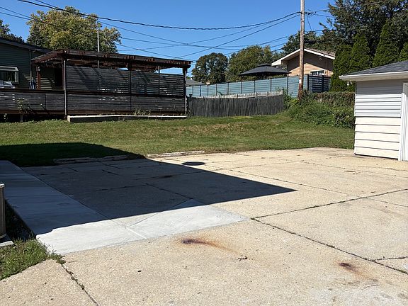 3rd image of 720 Mackinac Ave