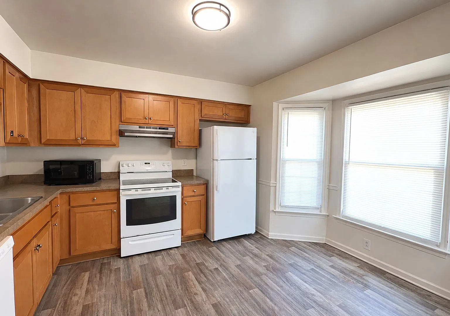 End-Unit 3 Bedroom Townhome! — Photo 3