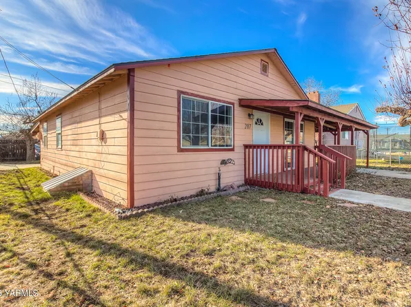 207 Dayton Ave, Toppenish, WA 98948