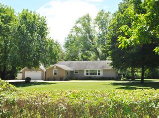 6N117 Oakwood Dr, St Charles, IL