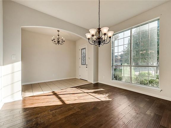 5th image of 913 Tallahassee Dr