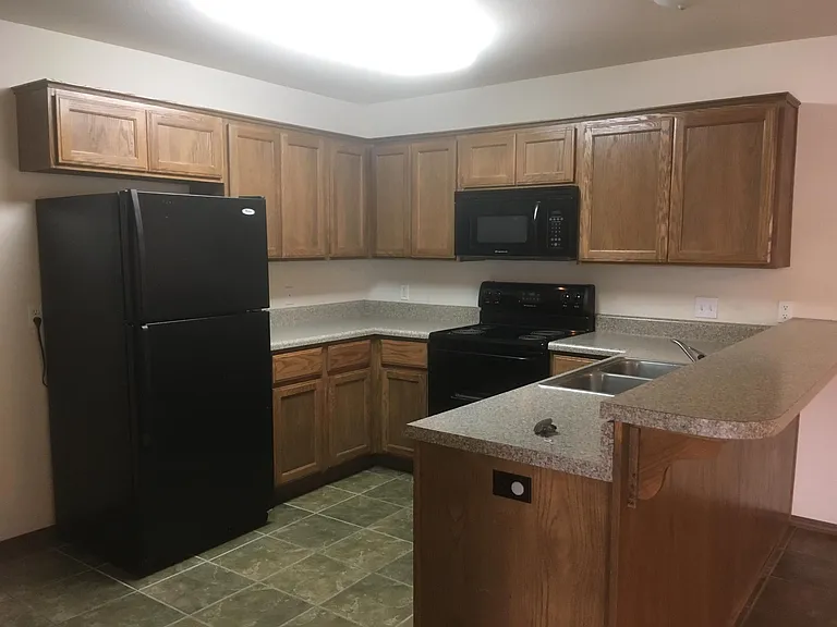 904 Trenton Dr — Photo 2